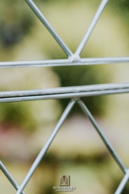 Rosenbogen ELENA mit Bank