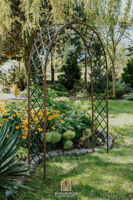 Rosenbogen LOUISA aus Metall Rost im Garten