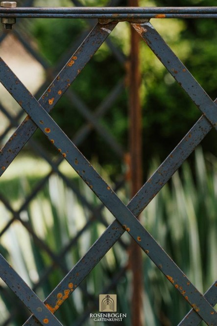 Rosenbogen LOUISA aus Metall Rost Nahaufnahme Verzierung